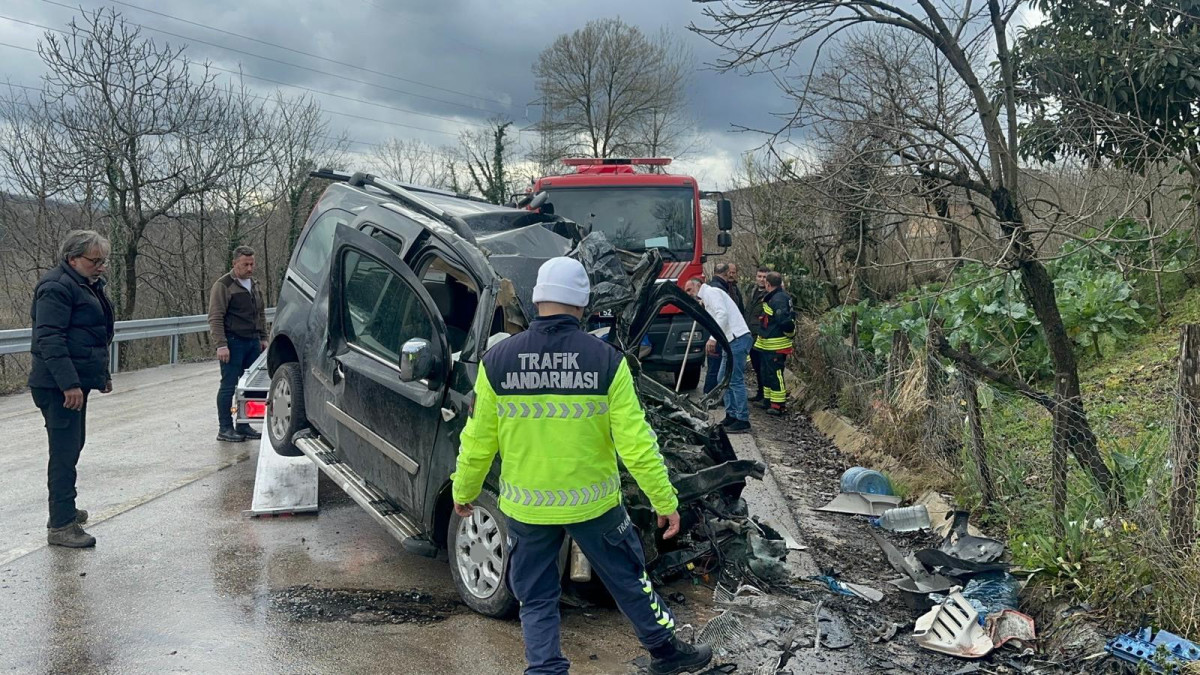 Kamyon ile kamyonet kafa kafaya çarpıştı: 2 ölü, 2 ağır yaralı