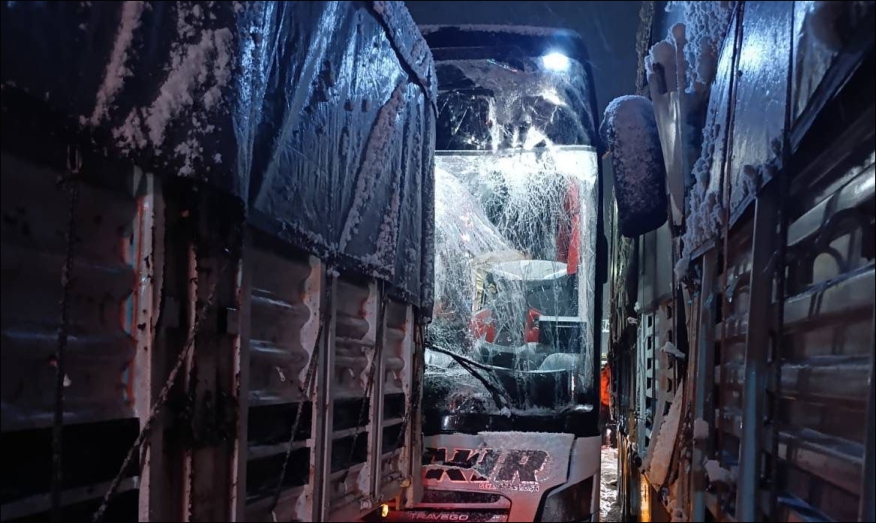 Otobüs tıra arkadan çarptı: 8 yaralı