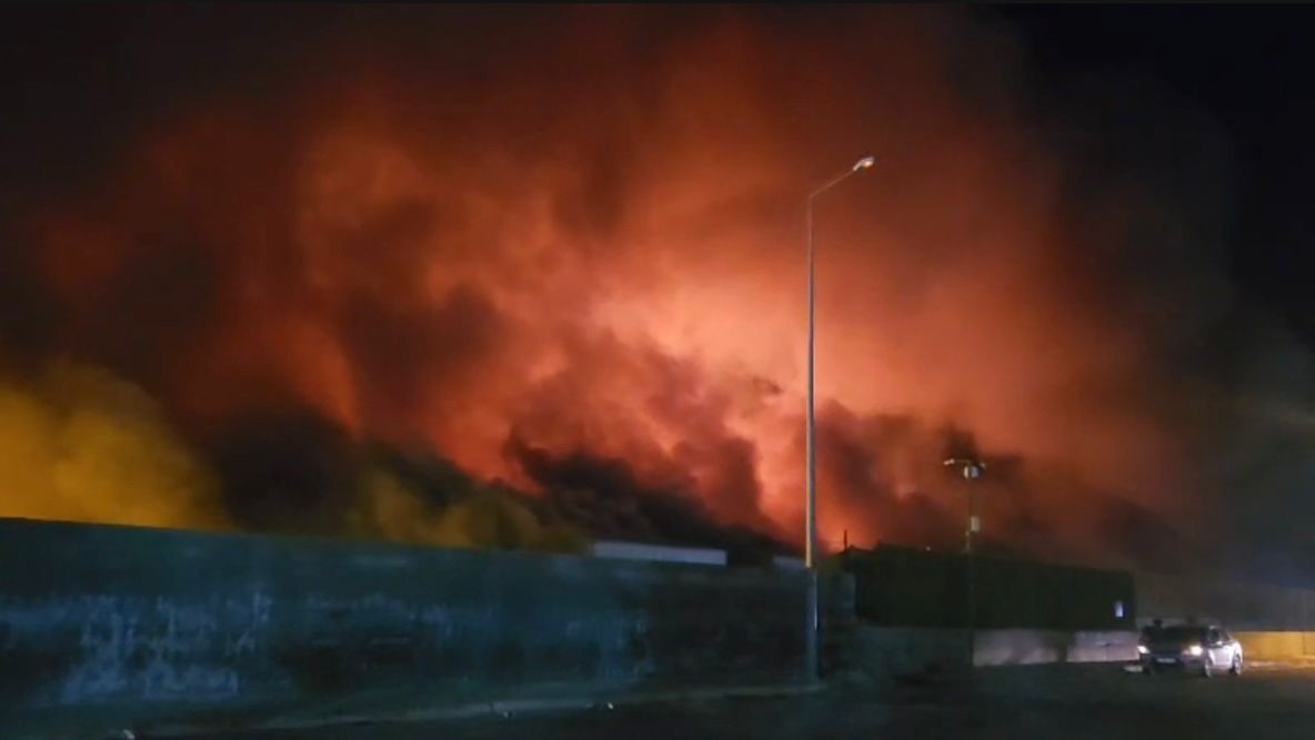 Tavuk fabrikasında yangın: Ekipler müdahale ediyor