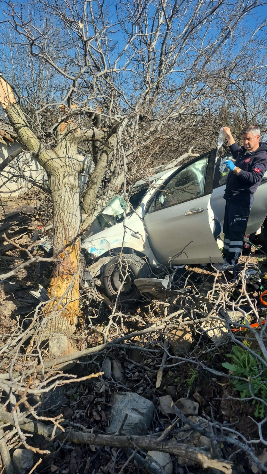 Otomobil ağaçlara ok gibi saplandı: 2 ölü, 1 ağır yaralı