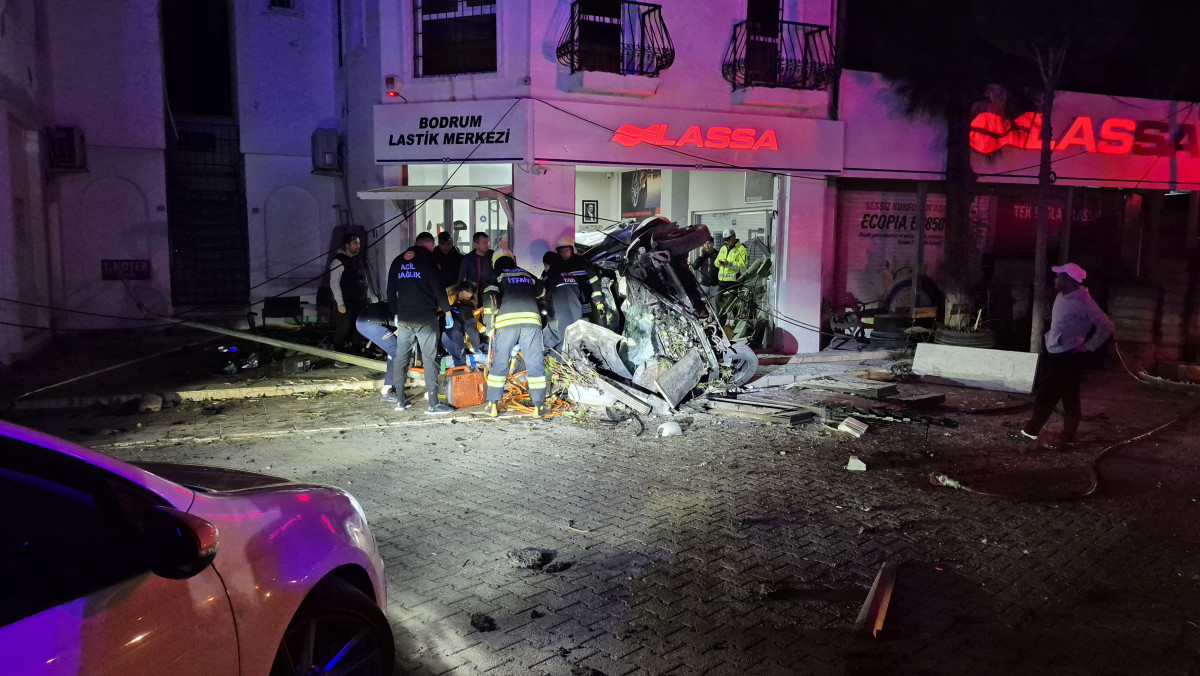  Kontrolden çıkan otomobil iş yerine girdi: 3 yaralı