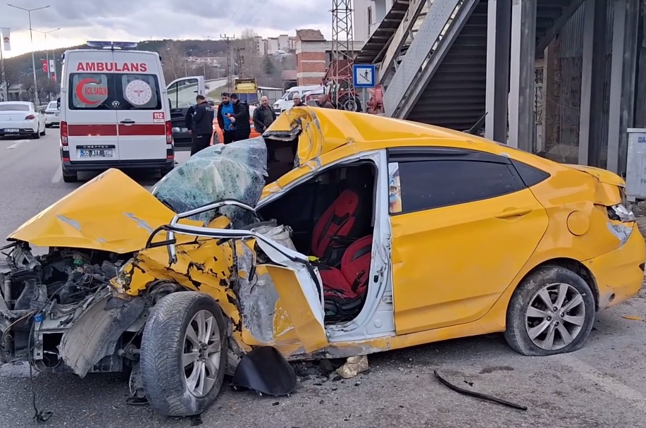Üst geçide çarpan otomobilin sürücüsü ağır yaralandı