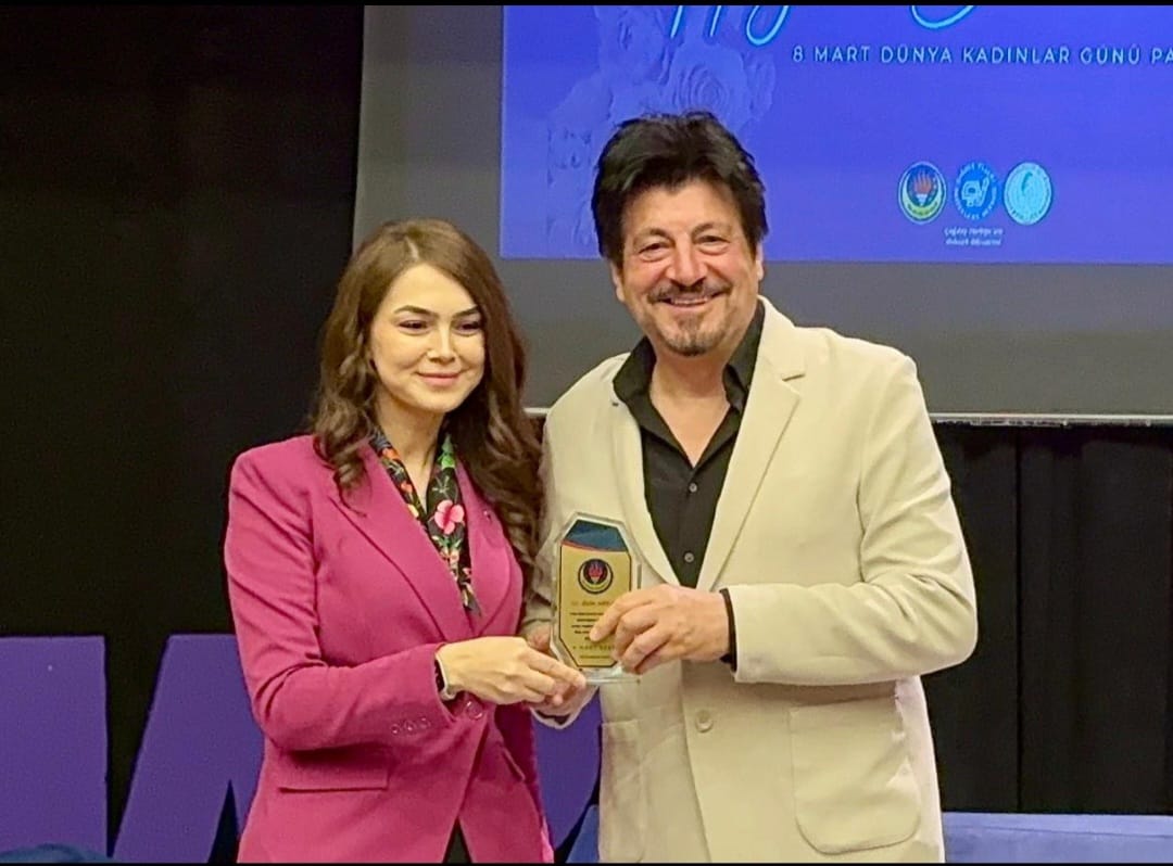 Ekin Akkaş'dan kadınlar gününe halaylı kutlama