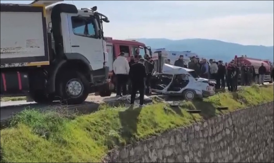 Kamyonla otomobil çarpıştı 1 ölü, 2 yaralı