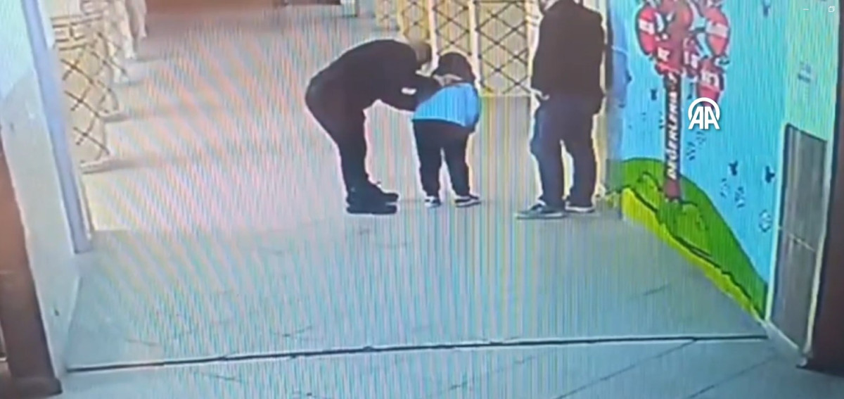 Nöbetçi öğretmenden hayat kurtaran dokunuş