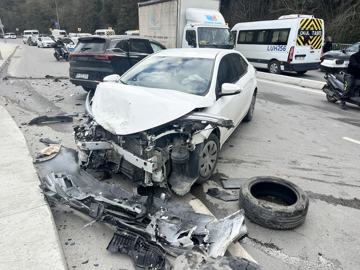 Otomobil karşı şeride geçti, 4 araç birbirine girdi: 4 yaralı