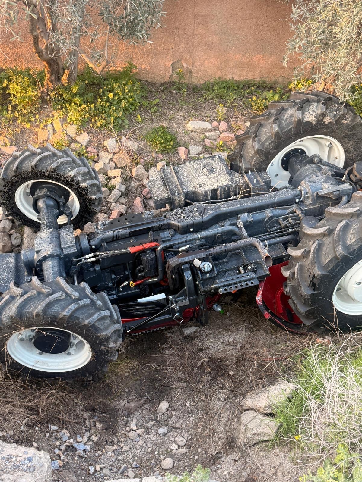 Traktör devrildi: 1 ölü