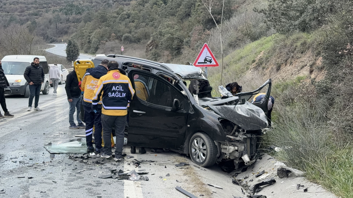 Hafif ticari araç ile hafriyat kamyonu çarpıştı: 1 ölü, 2 yaralı