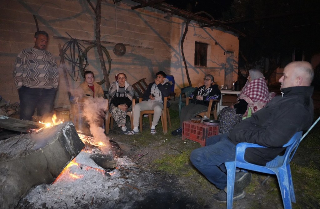 Geceyi dışarıda geçirdiler