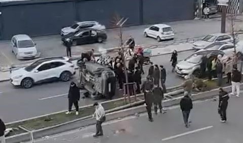 Direğe çarpan araç takla attı