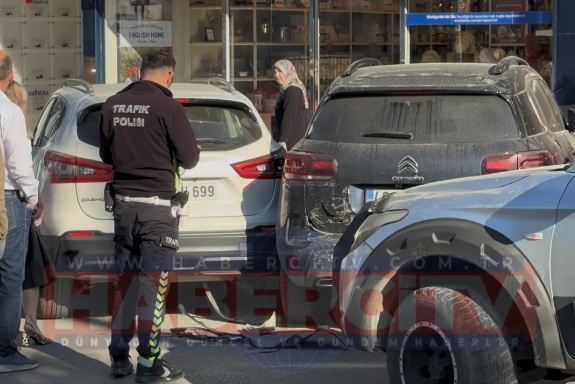 Park halindeki 4 araca çarptı