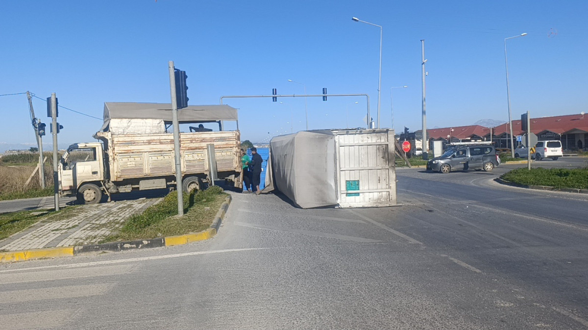 Muz yüklü kamyonun kasası yola savruldu