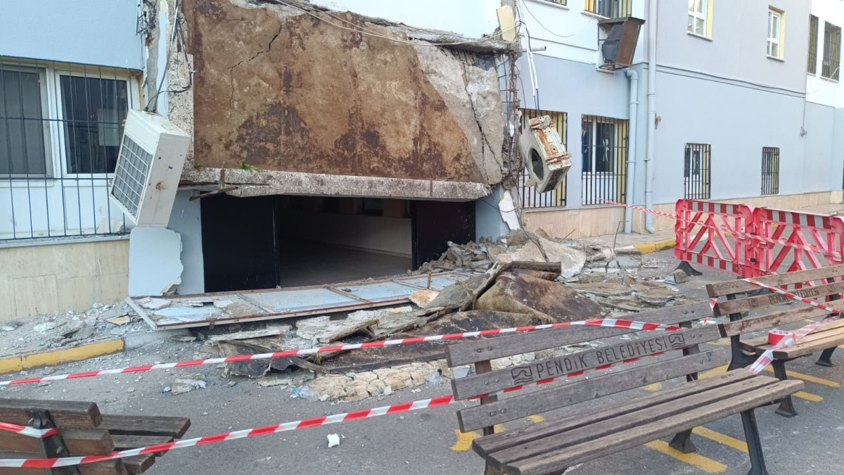 Ders saatinde okulun giriş saçağı çöktü