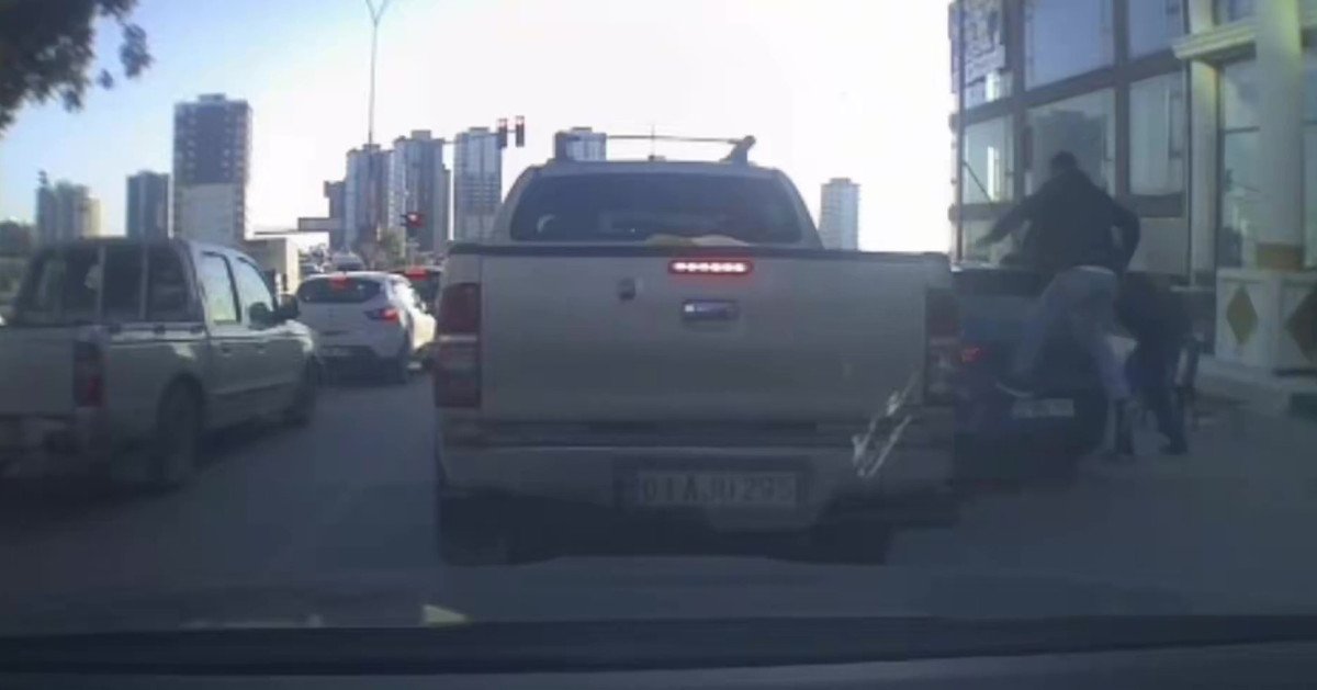 Trafikte tartıştıkları kişinin aracına sopa ve sandalyelerle saldırdılar