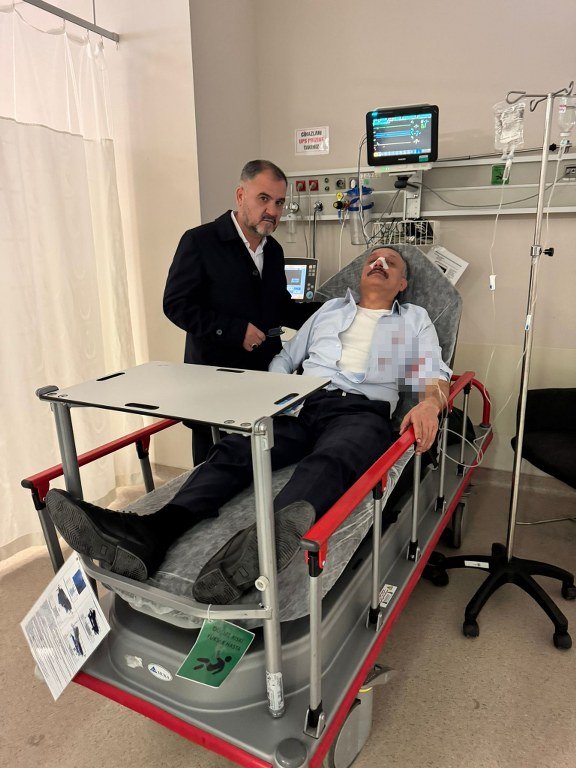 Öğrenci yakını, okul müdürünü darbetti