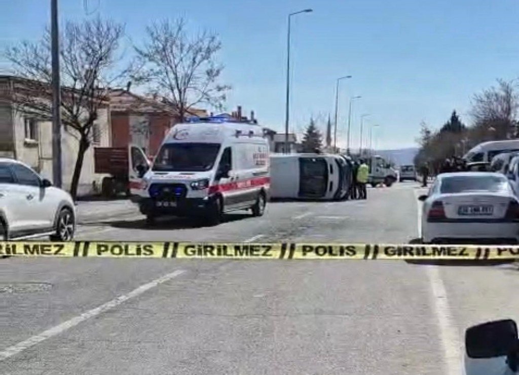 Otomobille çarpışan öğrenci servisi yan yattı