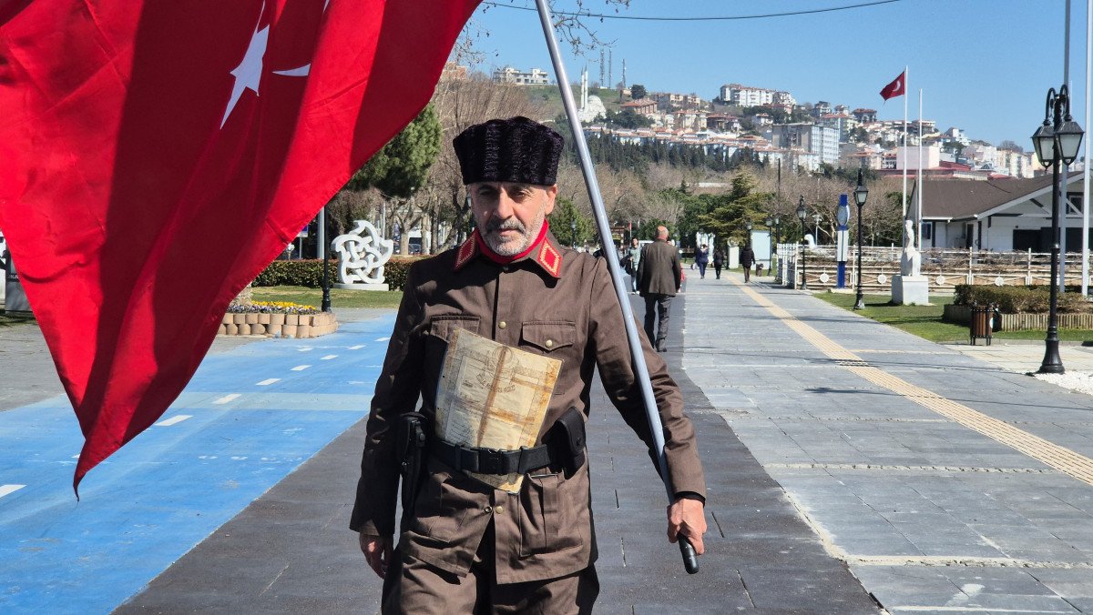 Askeri kıyafeti ve elinde Türk bayrağıyla İstanbul'dan Çanakkale'ye yürüyor