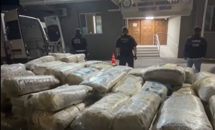  İzmir'de 1 tonu aşkın uyuşturucu ele geçirildi