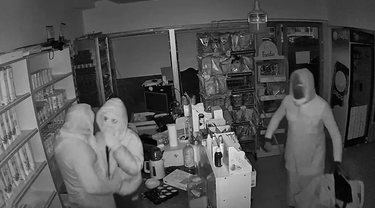 Kadın kılığına giren hırsızlar polisten kaçamadı