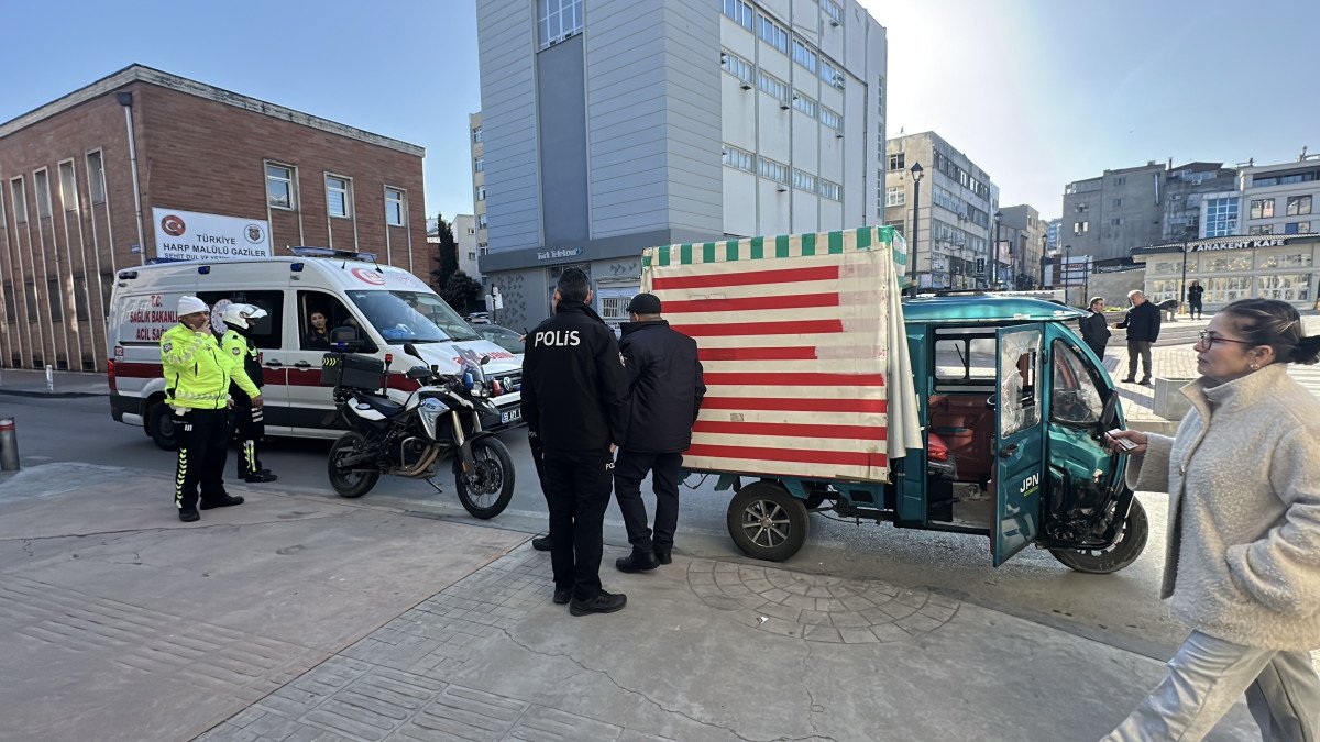 Elektrikli motor park halindeki araca çarptı: 1 yaralı