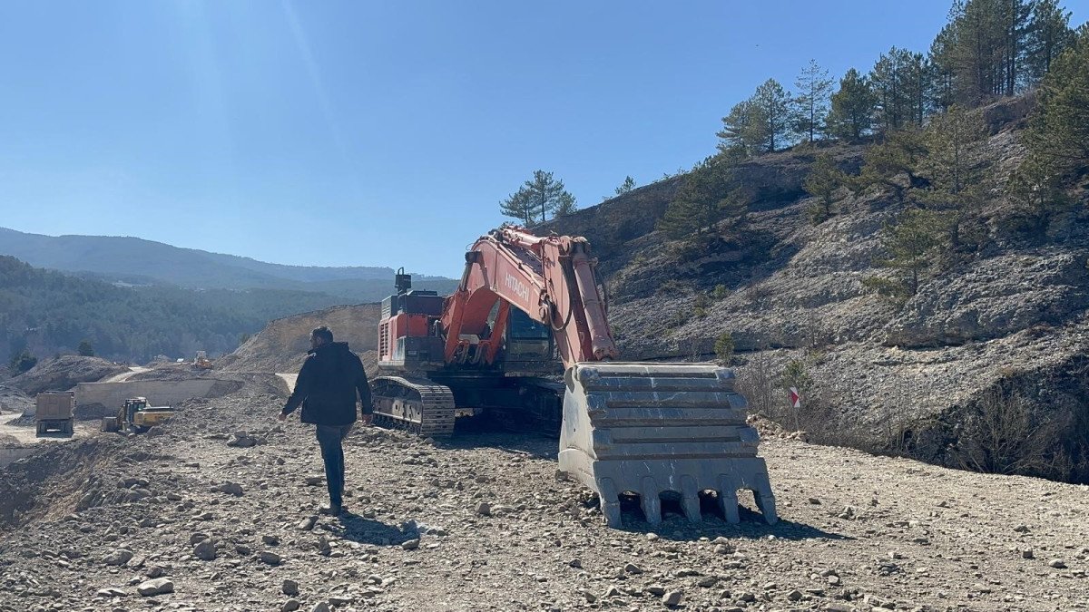 İş makinesinin 700 litre yakıtı ve elektronik parçalarını çaldılar
