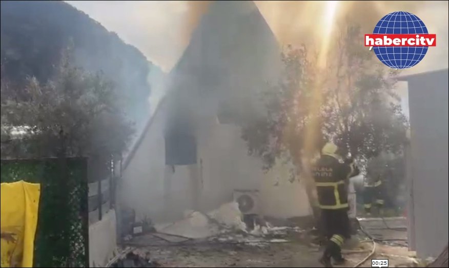 Fethiye'de çıkan yangında bungalov kullanılamaz hale geldi