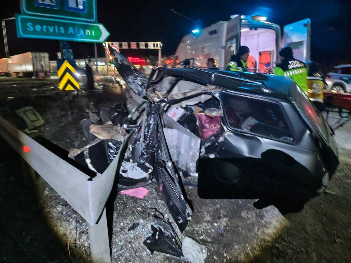 Bariyere çarpan otomobil parçalandı: 2 ağır yaralı