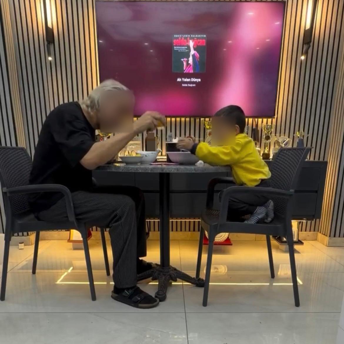 Çocuğunu alkol masasına oturtan baba adli kontrolle serbest