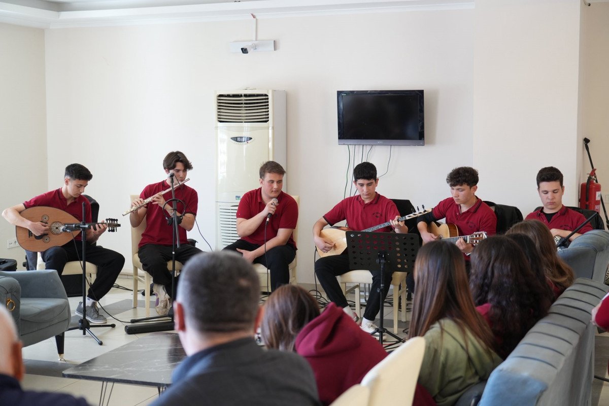 Muğla'da liseli gençlerden huzurevi sakinlerine müzik ziyafeti