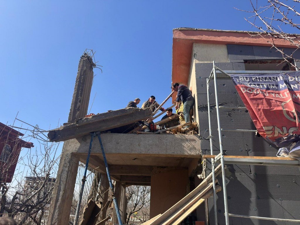 İnşaat alanında çökme: 1'i ağır, 2 yaralı