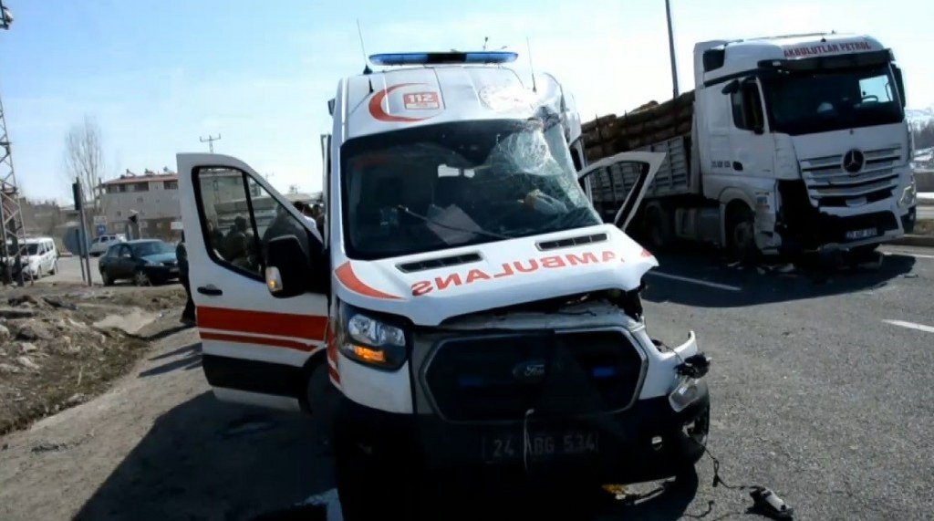 Ambulans ile tır çarpıştı: 2 sağlık personeli yaralandı