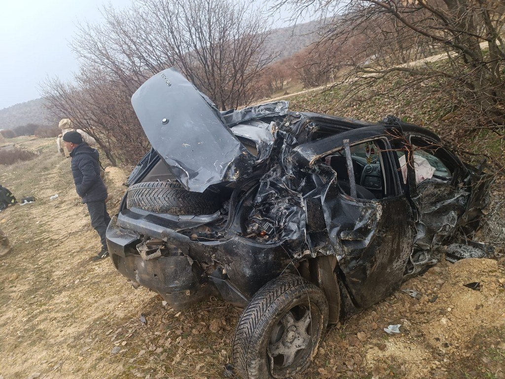 Devrilen otomobilde 5 kişi yaralandı