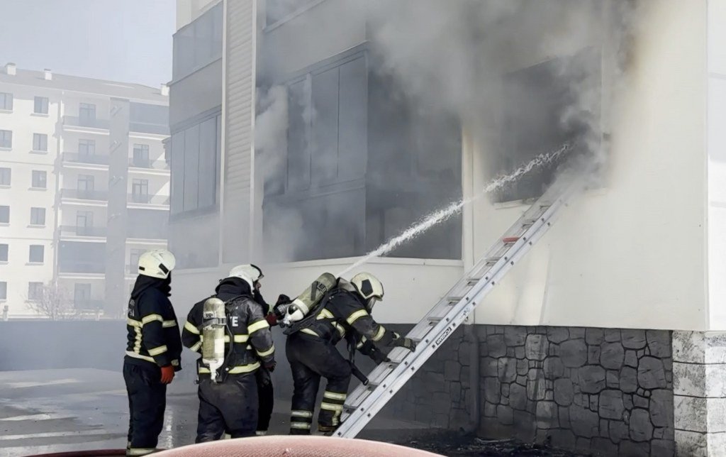 Prizde unutulan şarj aleti yangın çıkardı: 16 kişi hastanelik oldu