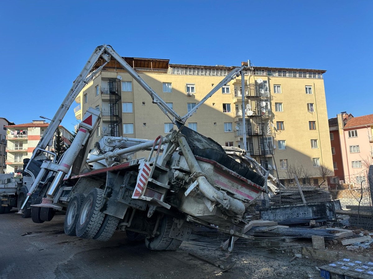 Beton pompası yan yattı: Altında kalan işçi kurtarılamadı