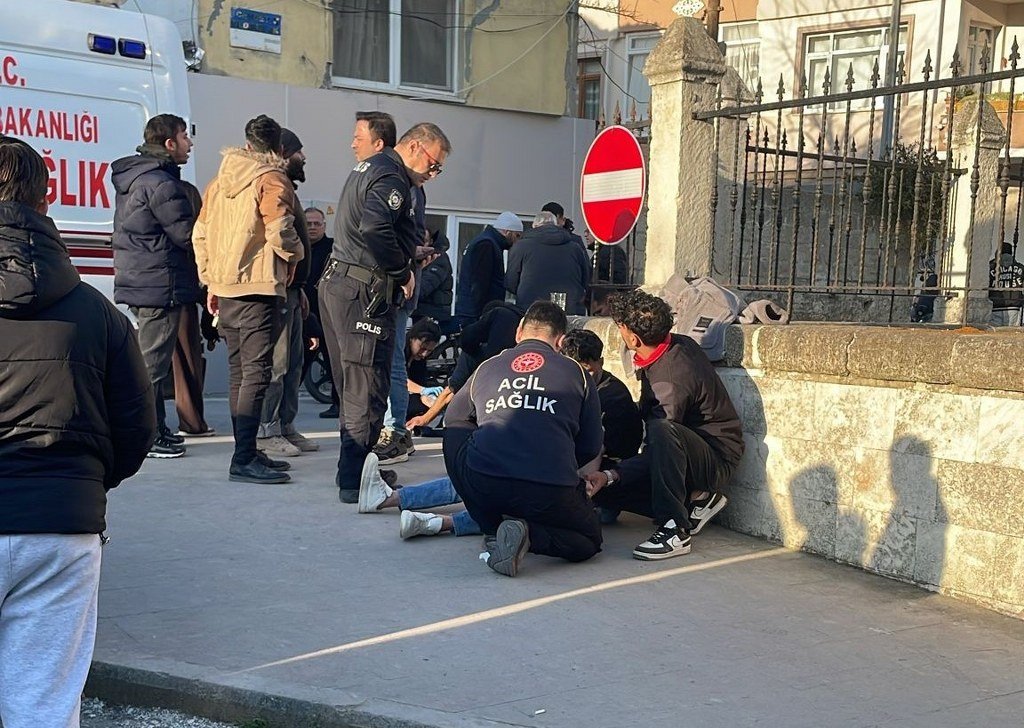 Grup arasında bıçaklı kavga: 3 yaralı