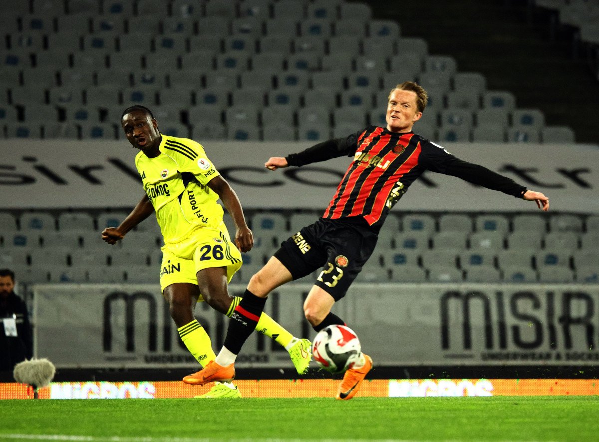 Fenerbahçe şokta: 2-0 (ilk yarı)