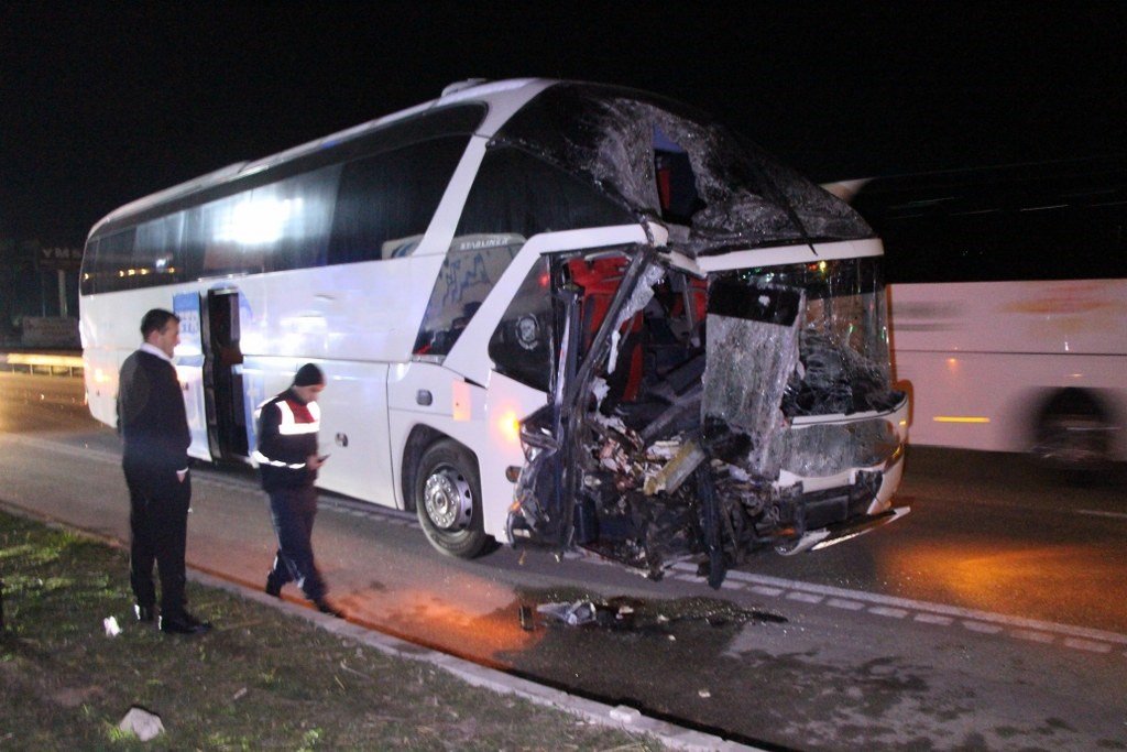 Yolcu otobüsü ile tırın çarpıştığı kazada 11 yaralı