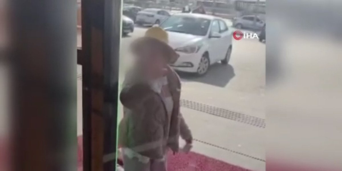 Fark ücreti vermek istemeyen kadın eczaneye taşla saldırdı