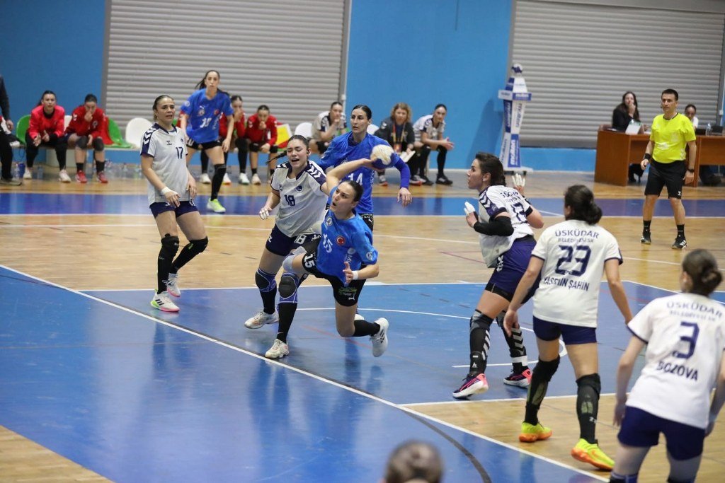 Denizin kızları nefes kesen maçta Üsküdar’ı devirdi