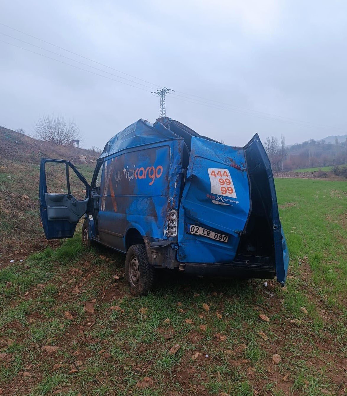  Kargo aracı takla attı: 2 yaralı