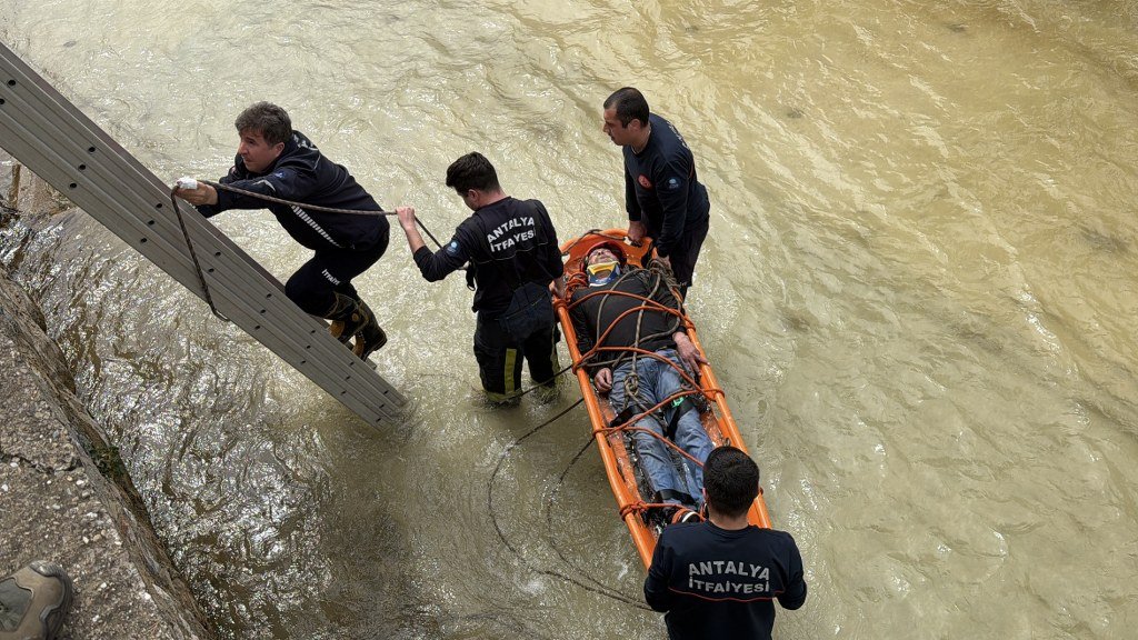 Çaya düşen kişiyi itfaiye kurtardı