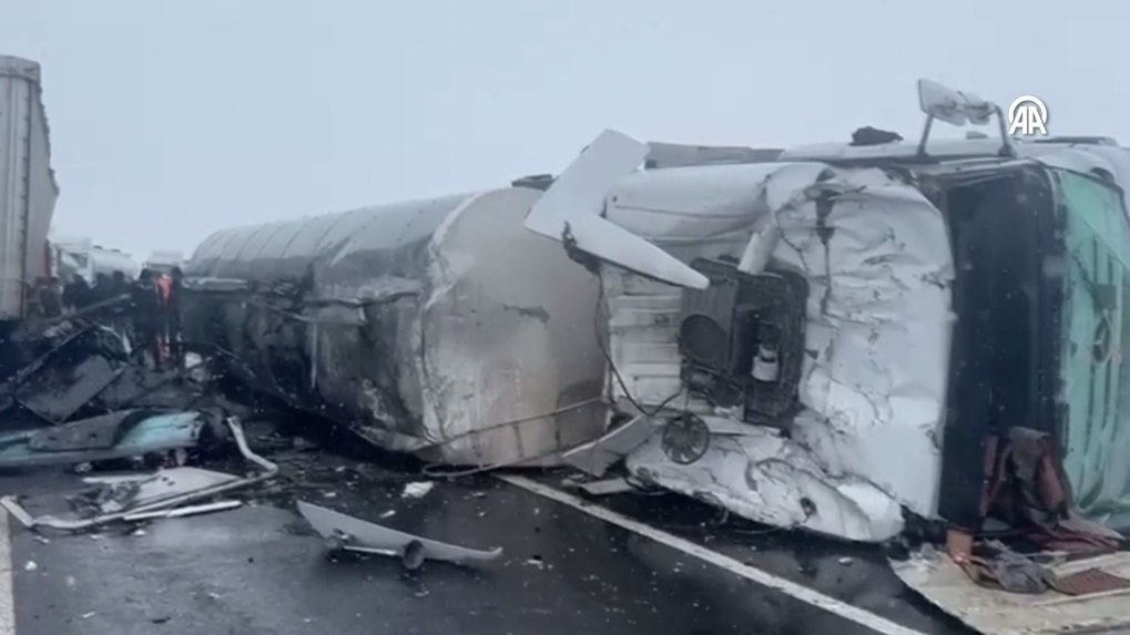 Tankerle tır çarpıştı 2 yaralı