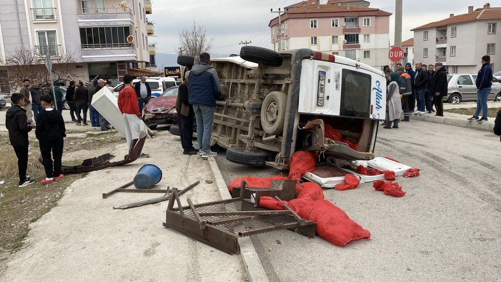Minibüs ile otomobil çarpıştı: 5 yaralı