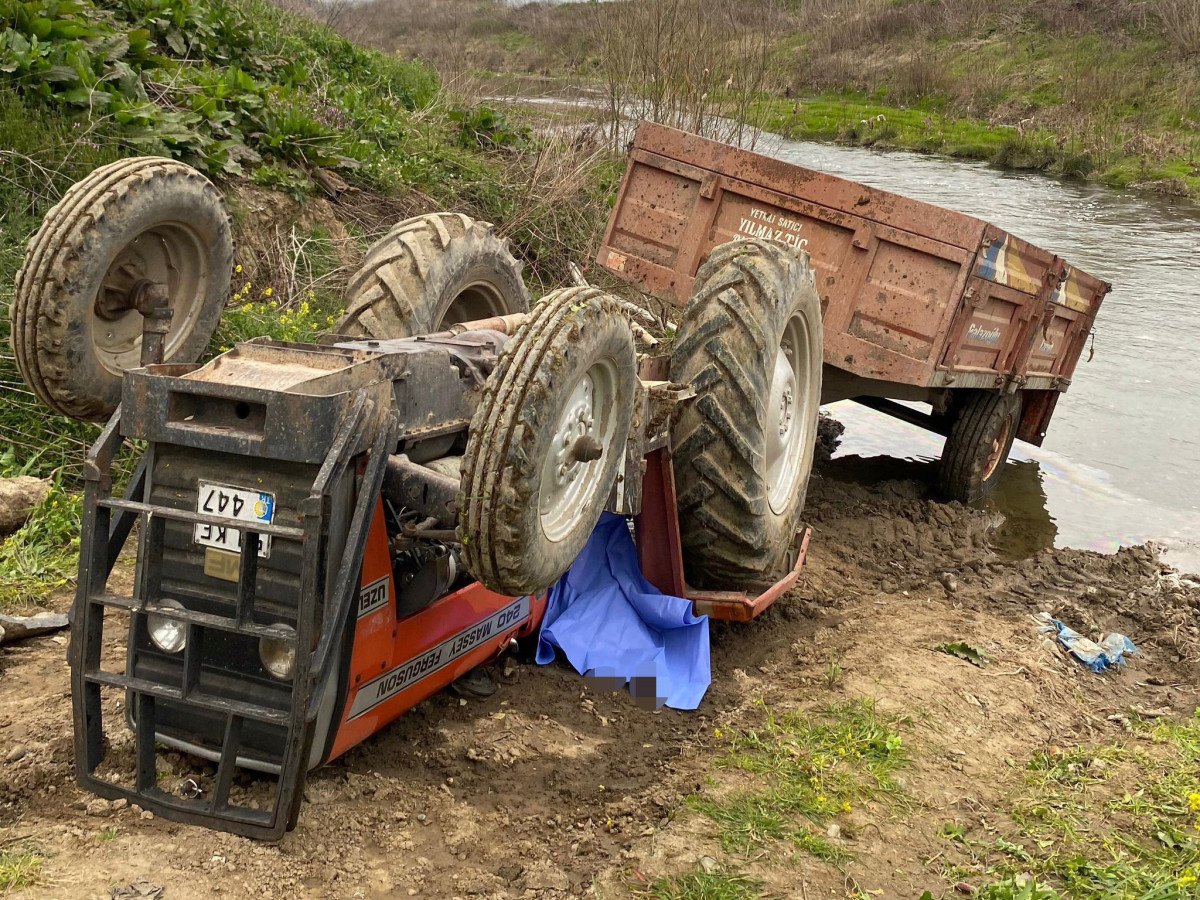 Devrilen traktörün altında kalan sürücü öldü