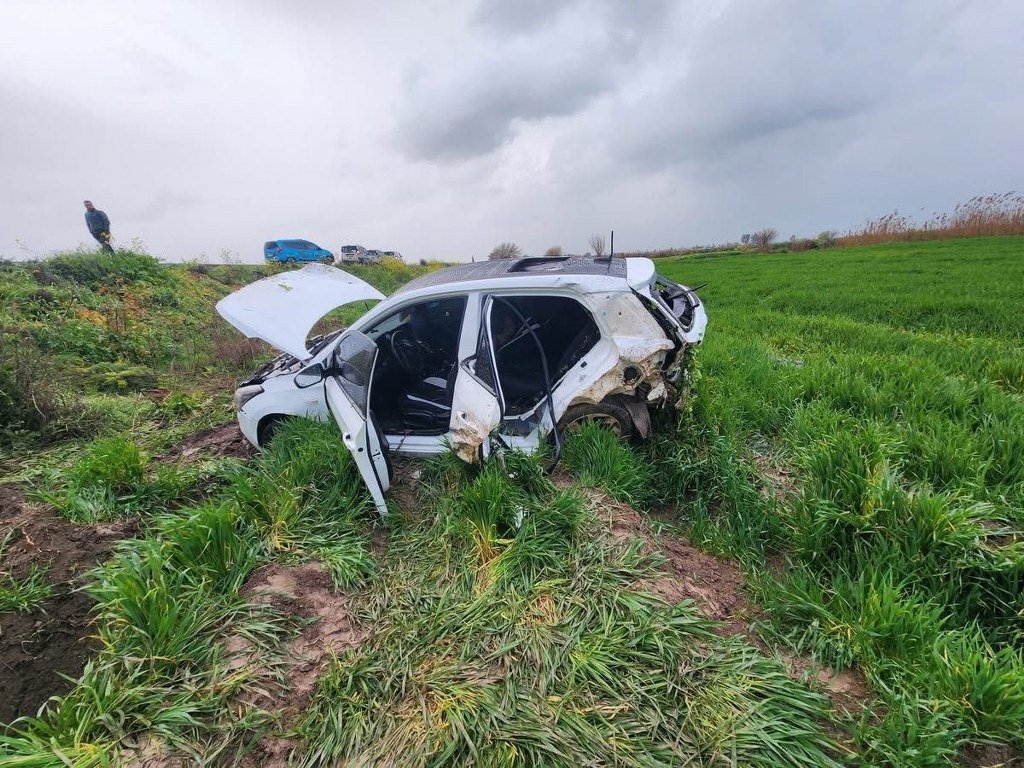 Tarlaya uçarak hurdaya dönen otomobildeki 2 kişi yaralandı