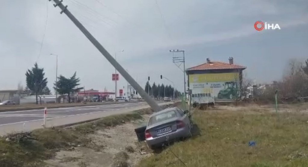 Otomobil elektrik direğine çarptı: 1 yaralı