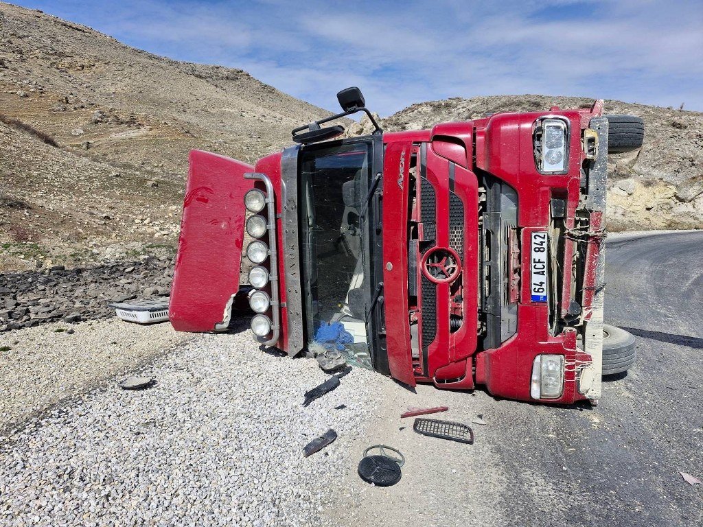 Kömür yüklü tır devrildi 1 kişi yaralandı