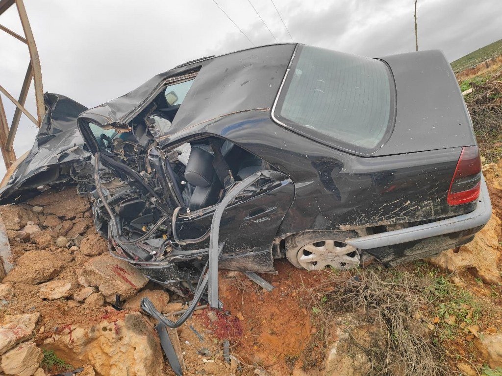 Aydınlatma direğine çarpan otomobilin sürücüsü öldü