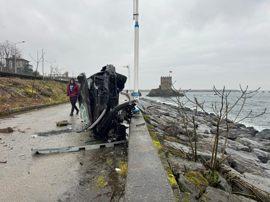 Beton bariyere çarparak denize uçmaktan kurtuldu