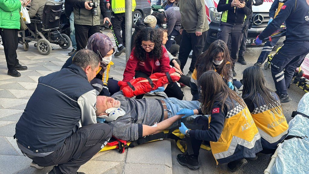 Kaza yapan araç yayaların arasına daldı, 5 yaralı